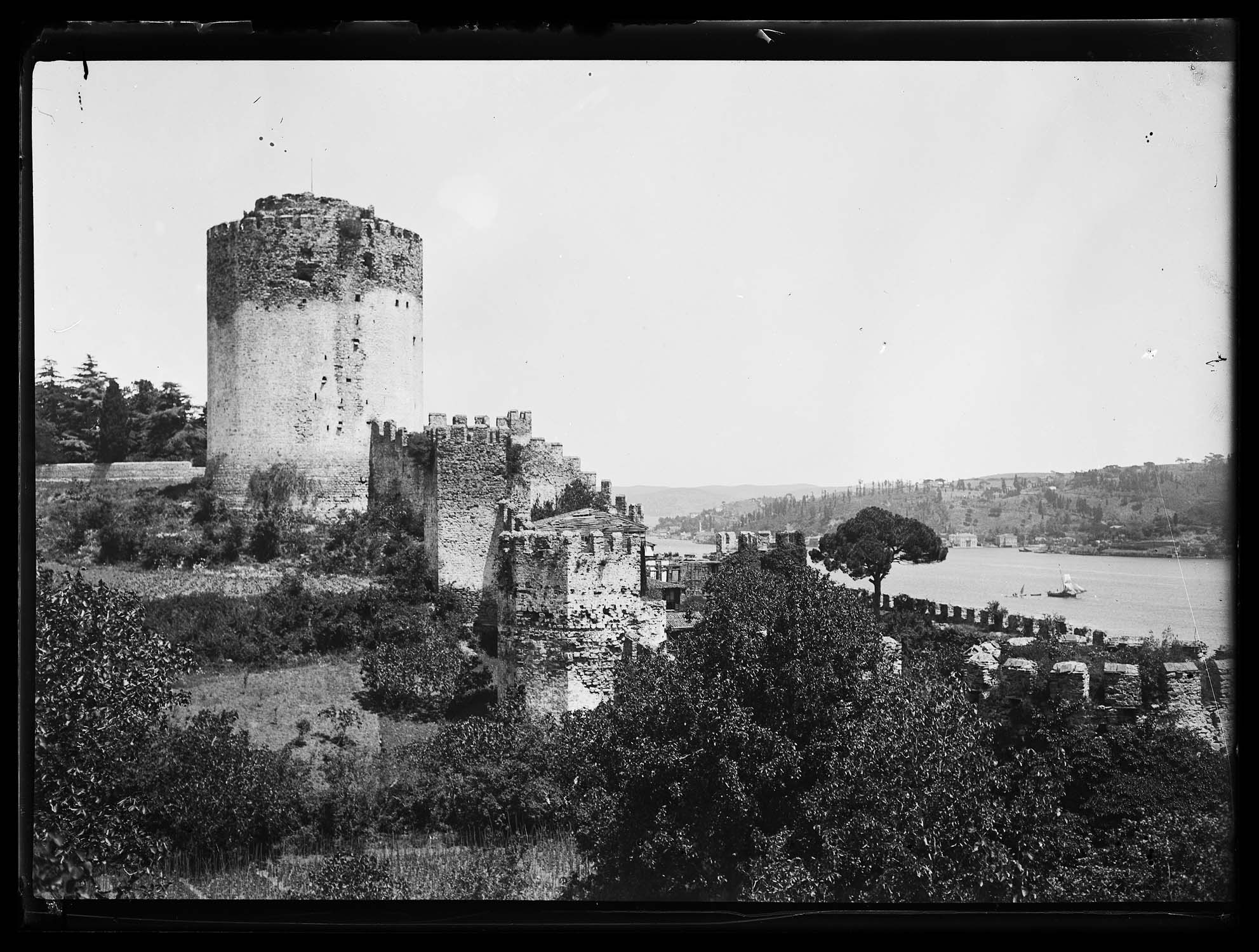 La tour A, vue de l’extérieur du château